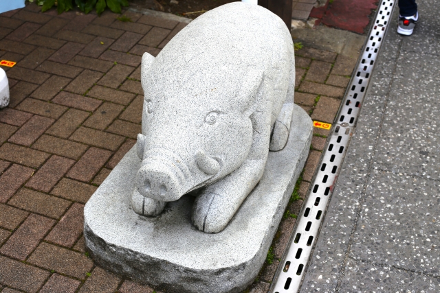 猪の石像